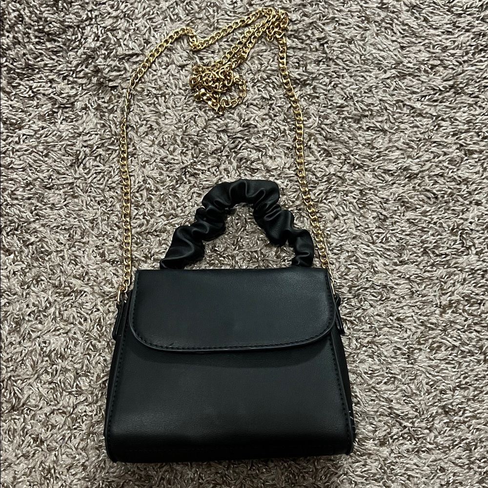 Elegant Black Handbag with Gold Chain
